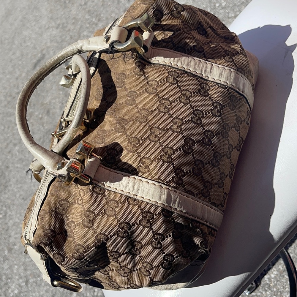 Beautiful Women’s  authentic Gucci purse like new on inside  no tears no rips